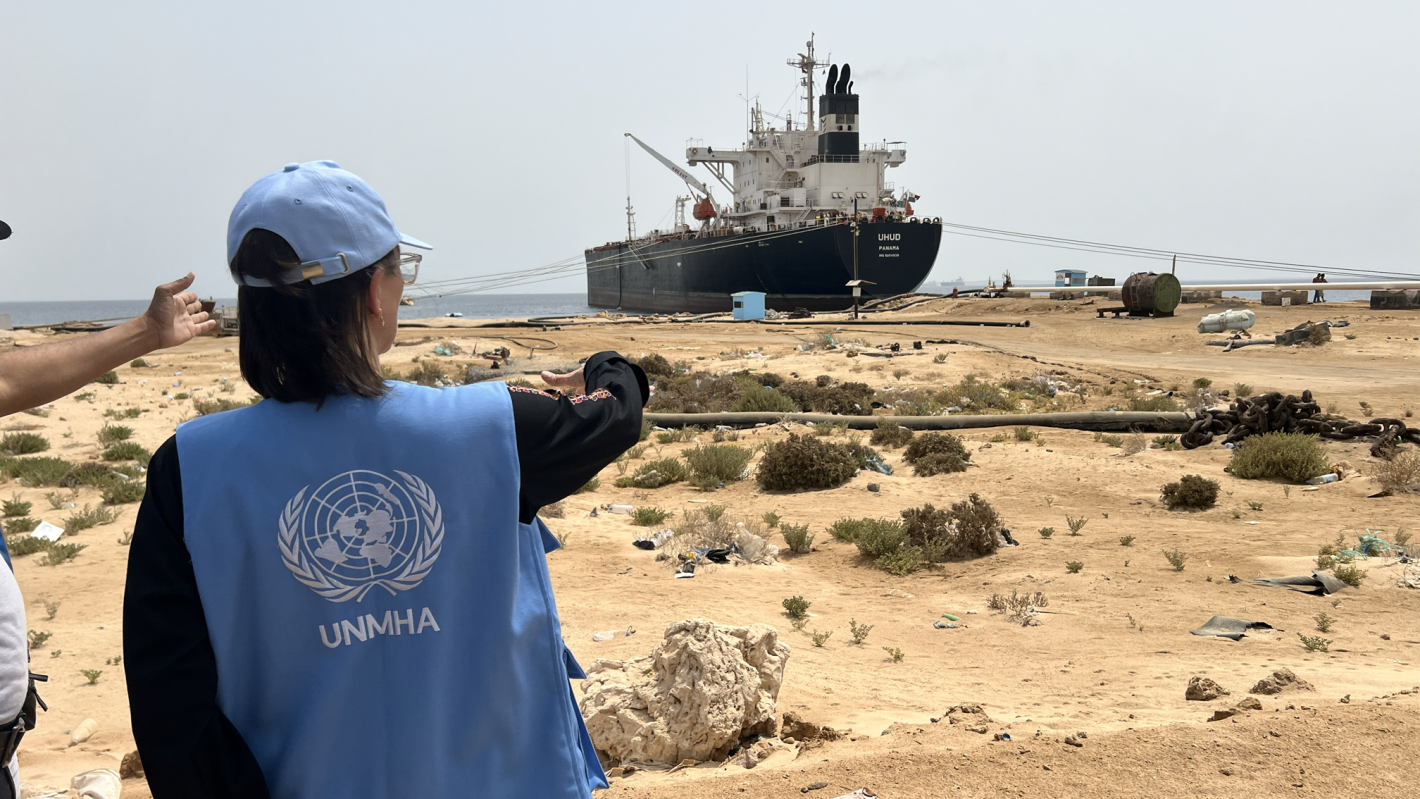 القائم بأعمال بعثة أونمها في دورية روتينية في ميناء راس عيسى