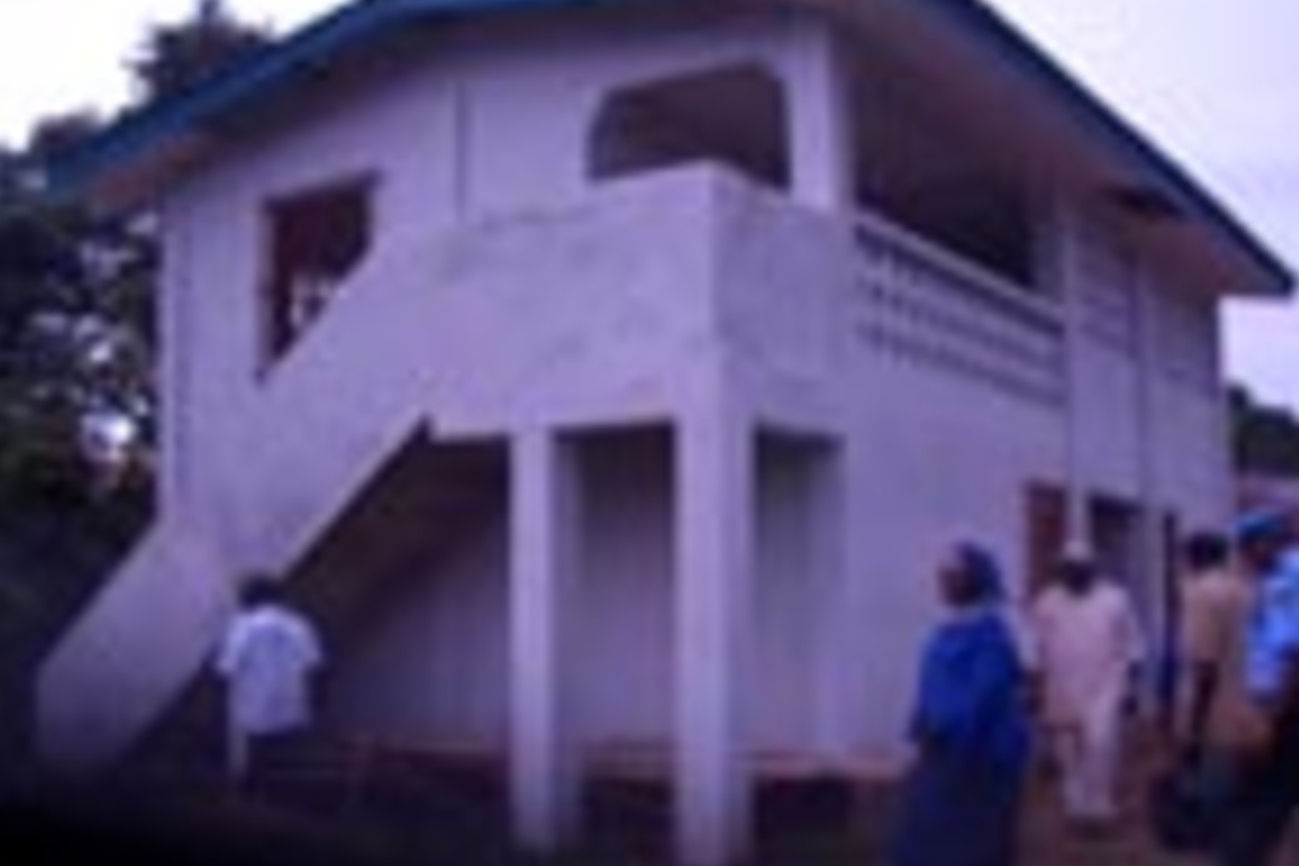 Paramount chief donates a storey building to police in rutile police division.