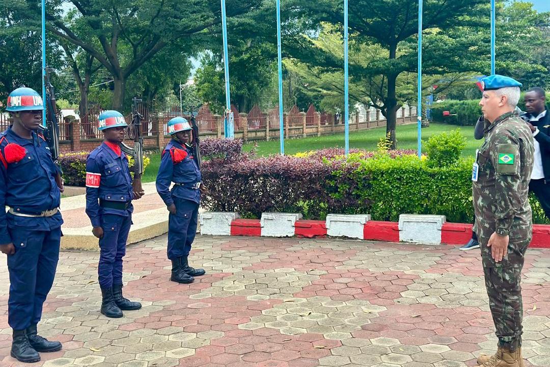 Upon his arrival, General Ulisses de Mesquita Gomes met with the Vice-Governor of Ituri and members of the provincial security council.